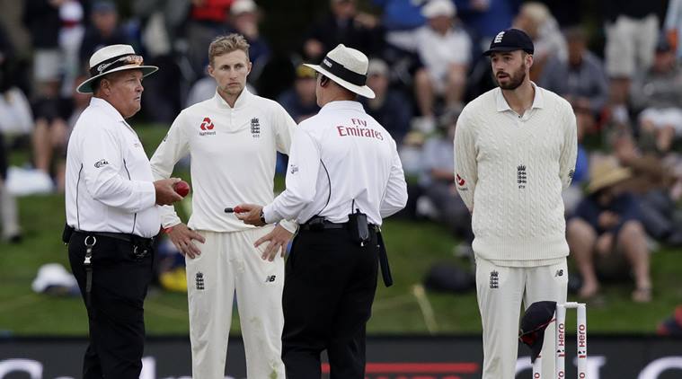 Umpires discuss issue with fading light on Day 4 of second Test