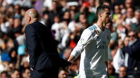 Soccer Football - La Liga Santander - Real Madrid vs Atletico Madrid - Santiago Bernabeu, Madrid, Spain - April 8, 2018   Real Madrid's Cristiano Ronaldo walks past coach Zinedine Zidane as he is substituted    REUTERS/Sergio Perez