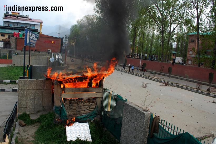kashmir photos, srinagar protest images, stone pelting pictures, jammu kashmir images, j&k pics, kashmir encounter, anantnag, jk student protest, indian express