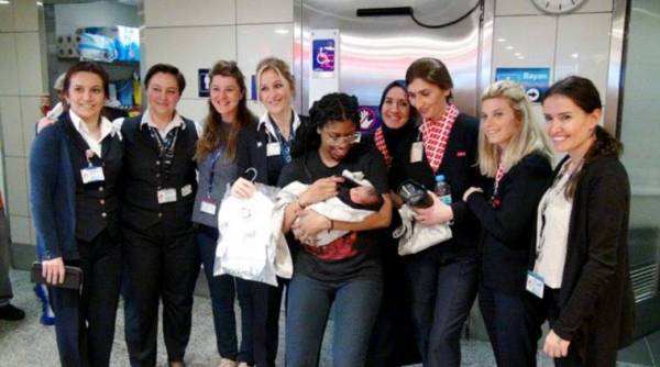 woman deliver baby hotel room, hotel room baby, youtube videos help lady deliver baby, woman deliver baby alone, baby delivered alone, viral story, viral photos, indian express, indian express news