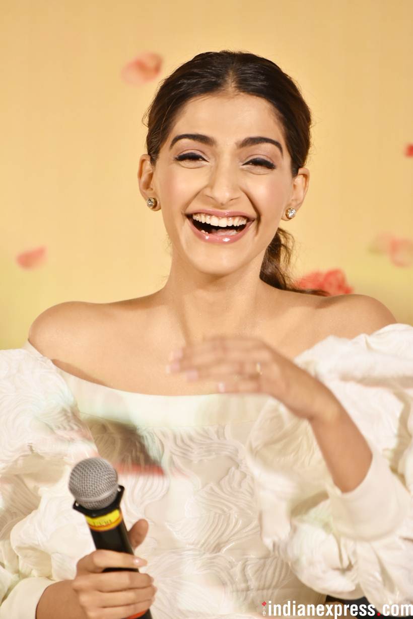 sonam kapoor at the veere di wedding promo launch