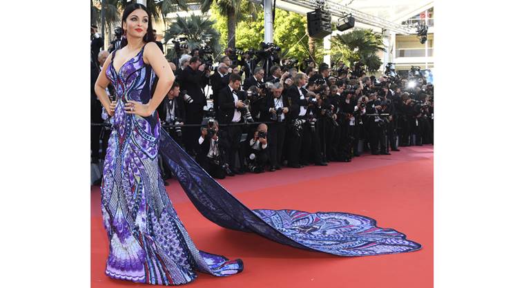 Cannes 2018 Aishwarya Rai Red Carpet Look By Michael Cinco Took More Than  3000 Hours To Make - Entertainment News: Amar Ujala - Cannes 2018:ऐश्वर्या  ने पहनी तीन मीटर लंबी ड्रेस, बनाने में लगे 3000 घंटे