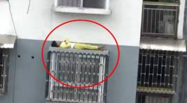 china viral video_FB_759 boy sleeping on the window roof, child sleeping on the roof, China video, china viral video, boy sleeping on window ledge, chinese kid sleeping on window ledge, Indian express, Indian express trending news