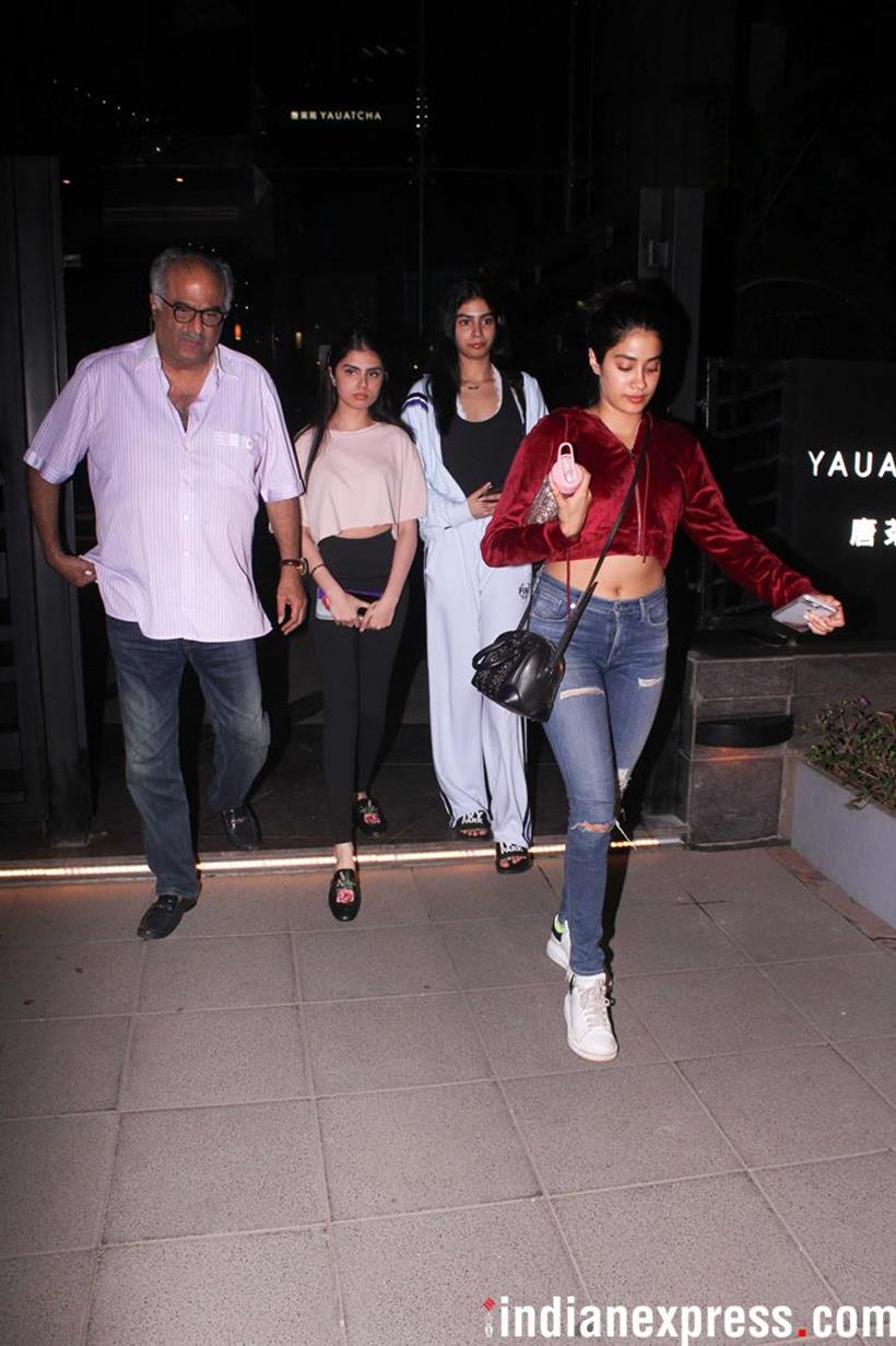 janhvi kapoor with family