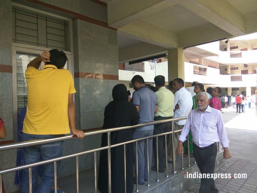 karnataka assembly election 2018, karnataka polls photos, karnataka voting images, bangalore voting pictures, ballots, voter turnout pics, indian express