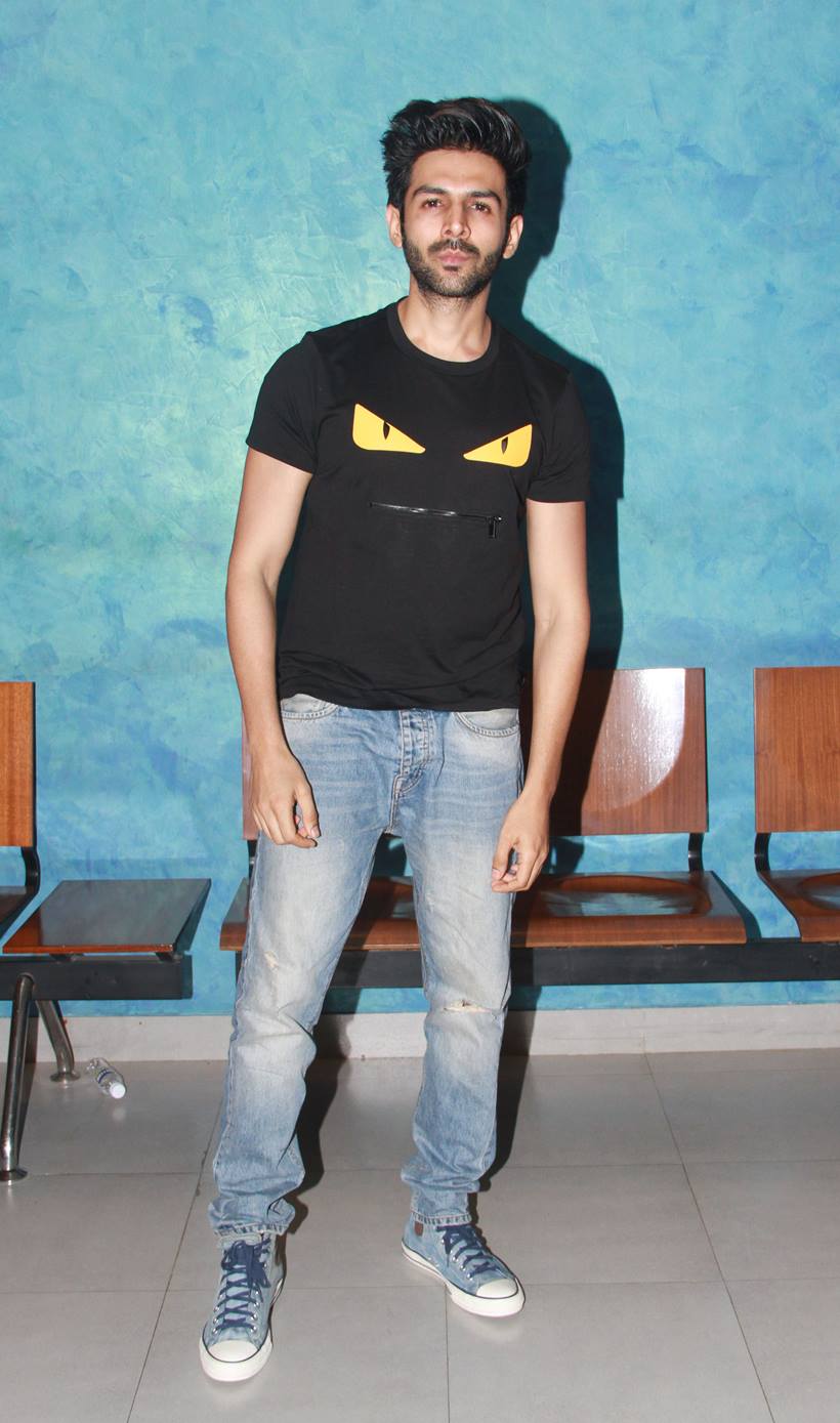 kartik aaryan attends 102 not out screening
