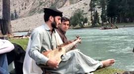 pakistani rubab player_FB_759 Pakistani man singing Dhadkan song, rubab player, rubab video, Pakistani song playing rubab, Saifullah lake, Dhadkan song, Dil Ne Yeh Kaha Hai Dil Se, Akshay Kumar, Shilpa Shetty, indian express, facebook viral video