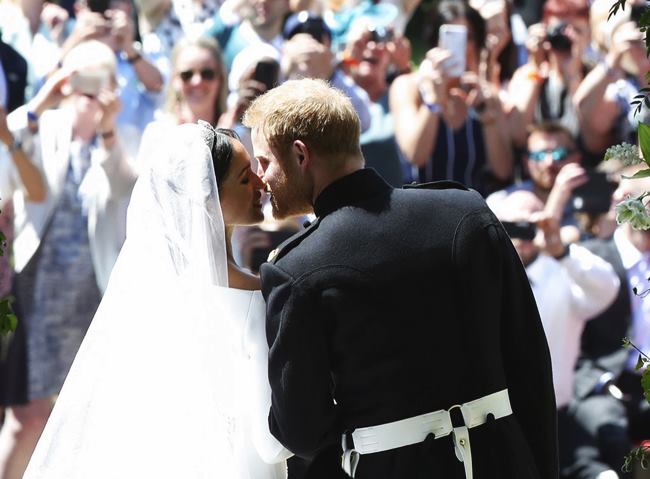 meghan markle, prince harry, royal wedding, royal wedding 2018, royal wedding photos, royal wedding images, meghan markle wedding photos, meghan markle wedding dress, harry meghan wedding pics,