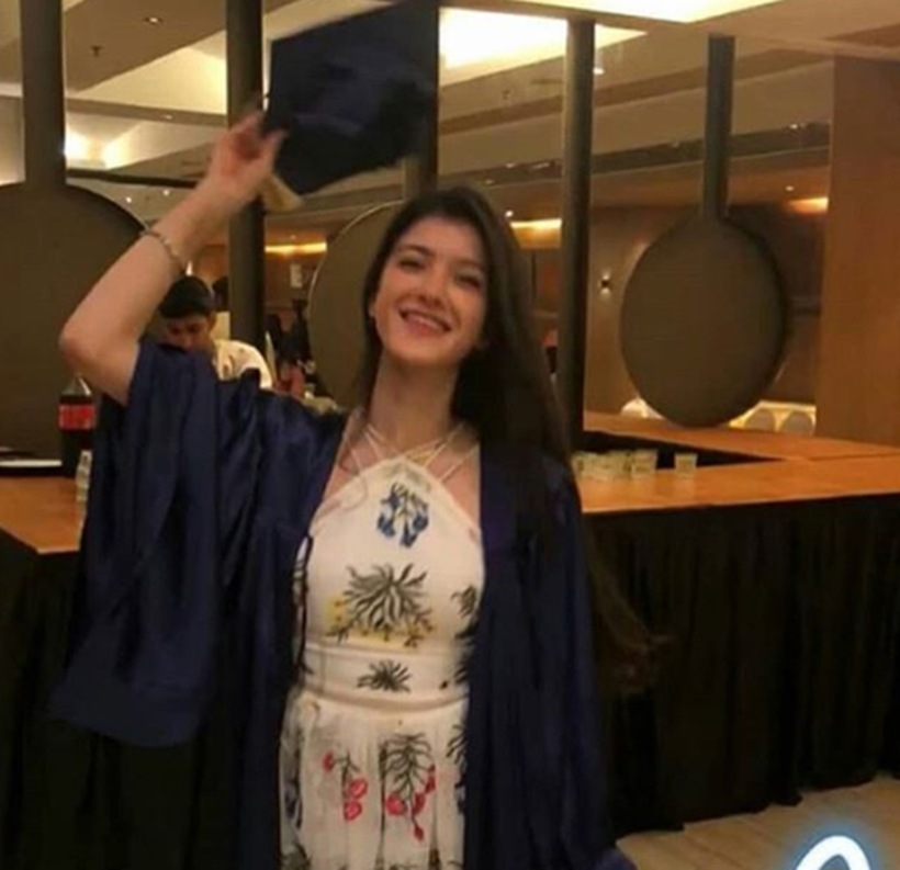 Shanaya Kapoor with her graduation cap