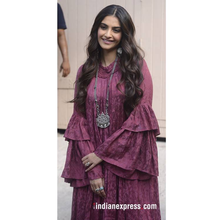 Veere Di Wedding promotions, Kareena Kapoor Khan, Kareena Kapoor Khan fashion, Sonam Kapoor, Sonam Kapoor fashion, Sonam Kapoor latest photos, indian express, indian express news