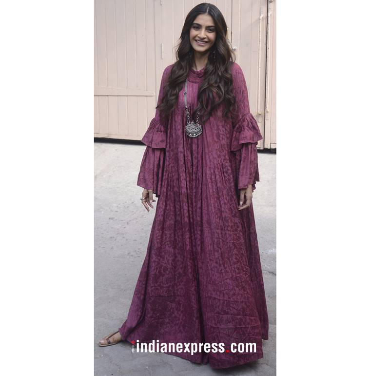 Veere Di Wedding promotions, Kareena Kapoor Khan, Kareena Kapoor Khan fashion, Sonam Kapoor, Sonam Kapoor fashion, Sonam Kapoor latest photos, indian express, indian express news