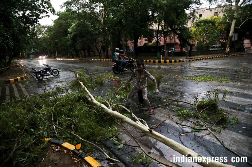 Dust Storm Hits Delhi NCR, Flight, Metro Services Affected | India News ...