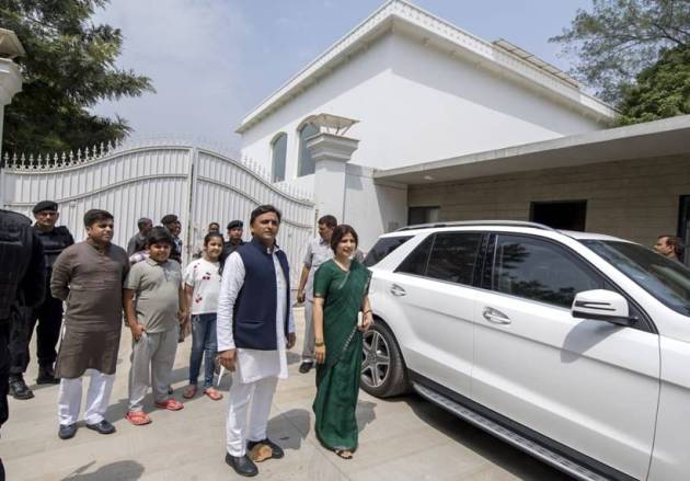 Akhilesh yadav, Akhilesh yadav vacates bungalow pics, Akhilesh yadav vacates bungalow photos, Akhilesh yadav vacates bungalow images, mayawati mall avenue bungalow, mayawati lal bahadur shastri bungalow, kanshi ram memorial,