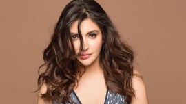 anushka sharma scolds people for throwing garbage