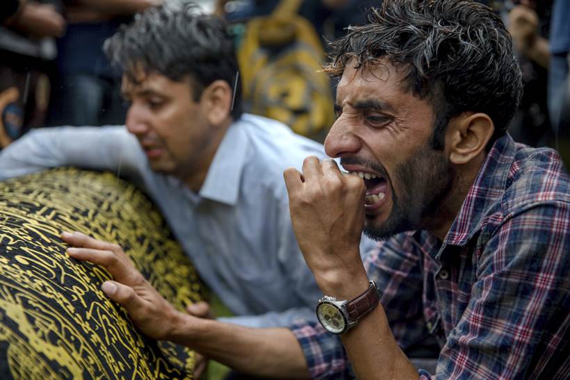 Thousands attend funeral as journalist Shujaat Bukhari laid to rest