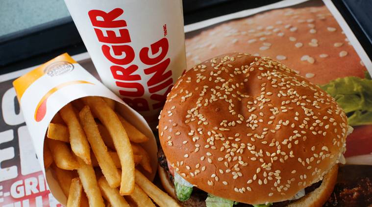 La foto de archivo muestra un combo de Burger King Whopper en un restaurante de Estados Unidos.
