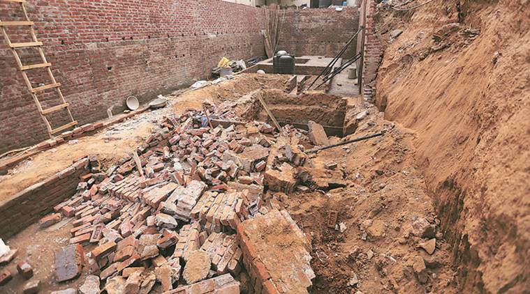 Delhi: Under-construction wall falls on 6 labourers in GK, one dead ...