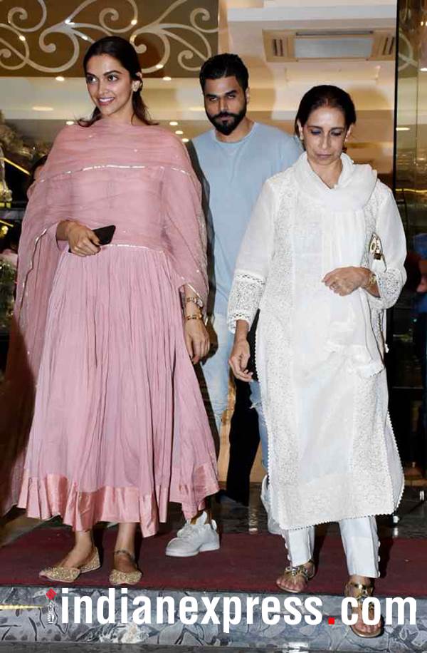 Deepika Padukone Enjoys A Day Out With Mom Ujjala, See Photos ...