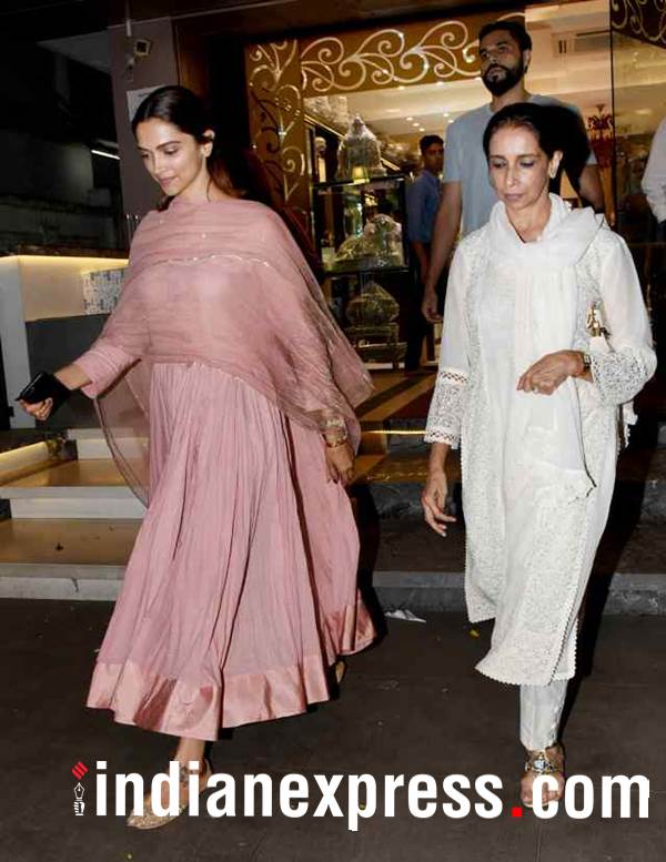 Deepika Padukone Enjoys A Day Out With Mom Ujjala, See Photos ...