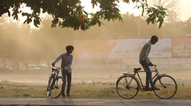 Delhi weather LIVE UPDATES: Bad news, air quality remains 'severe'; expect dusty conditions today