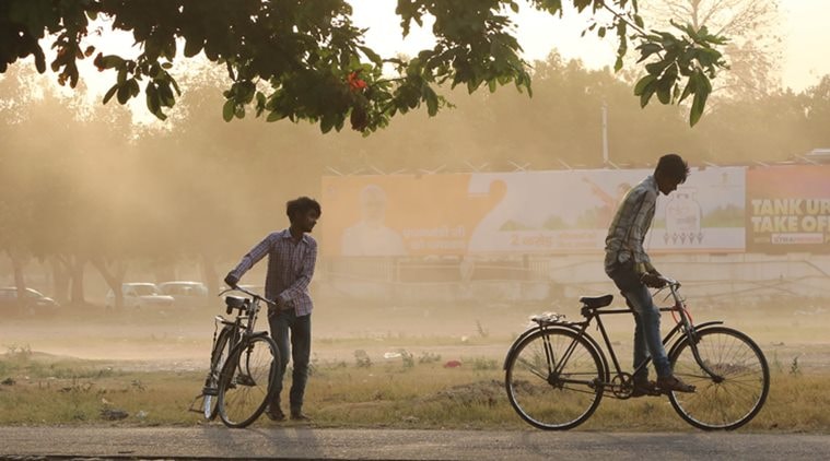 Delhi weather LIVE UPDATES: Bad news, air quality remains 'severe'; expect dusty conditions today