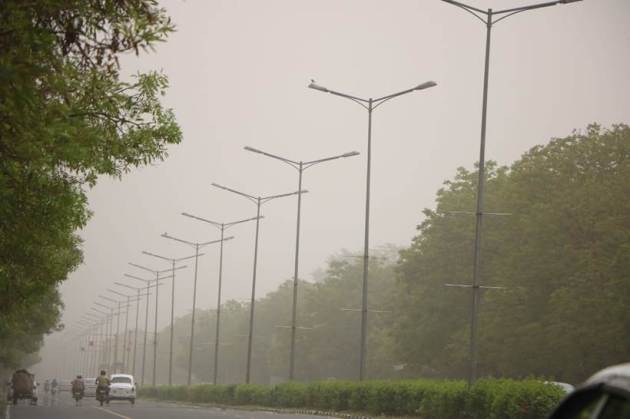There is low visibility in cities across North India, which includes Punjab, Haryana, Rajasthan, Delhi, the plains of Uttarakhand and western Uttar Pradesh. This has affected flight operations, particularly in smaller cities. In fact, Chandigarh airport has cancelled all flights due to this. (Express photo/Jasbir Malhi)
