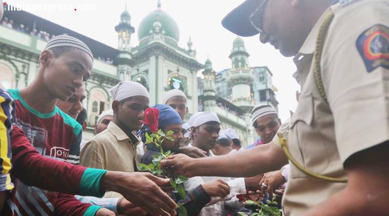 Eid ul-Fitr 2018: Mumbai Police gives roses to wish people 