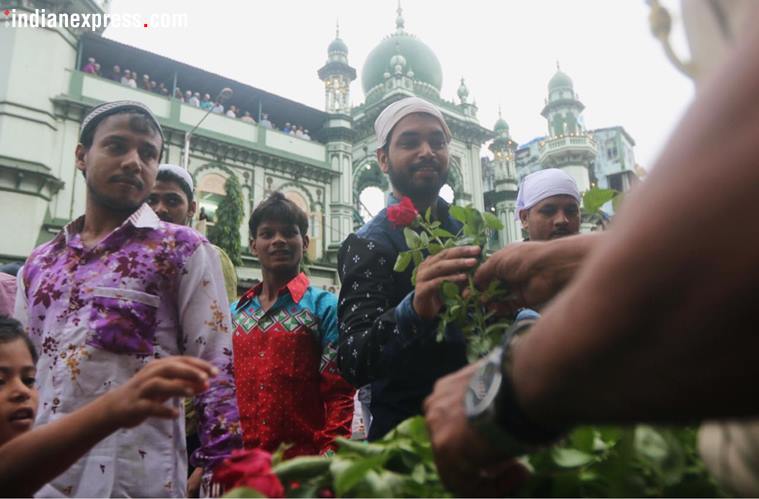 eid, eid ul fitr, eid 2018, mumbai police, mumbai police eid rose, mumbai cops give rose eid, eid celebrations photos, eid 2018 photos, good news, indian express, trending news, 
