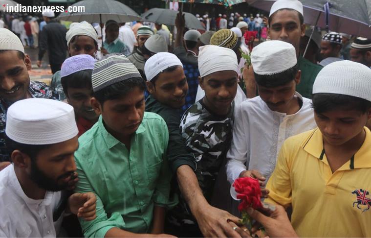 eis, eid ul fitr, eid 2018, mumbai police, mumbai police eid rose, mumbai cops give rose eid, eid celebrations photos, eid 2018 phtos, good news, indian express, trending news, 