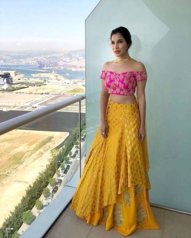 Fashion hits and misses of the week, Janhvi Kapoor, Priyanka Chopra, Mansuhi Chhillar, Kareena Kapoor Khan, Malaika Arora,Mira Rajput, Sophie Choudry, celeb fashion, bollywood fashion, indian express, indian express news