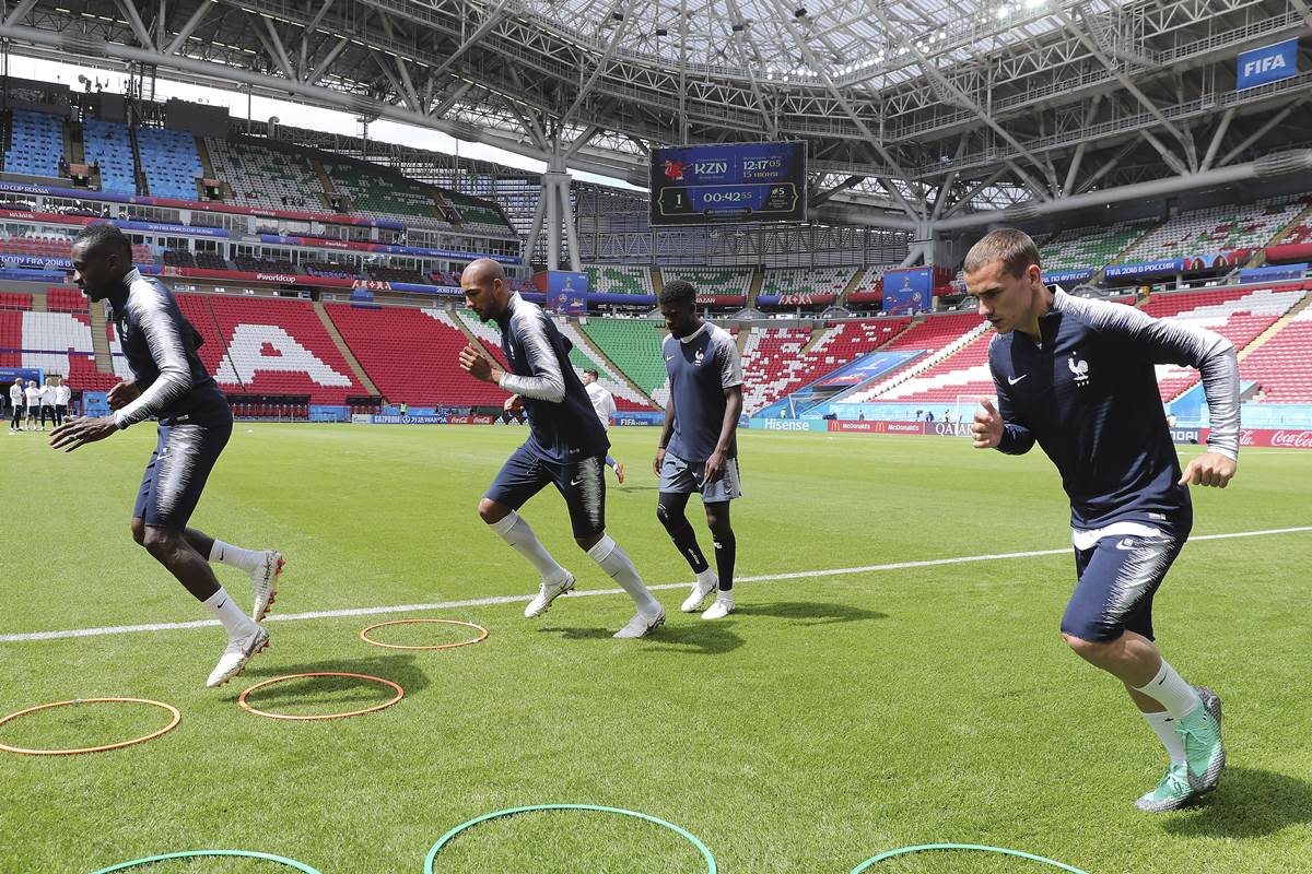 Футбол лив. Спортивные превью с матчей. Турнир по футболу на приставке. Nick ___ a Live Football Match before..