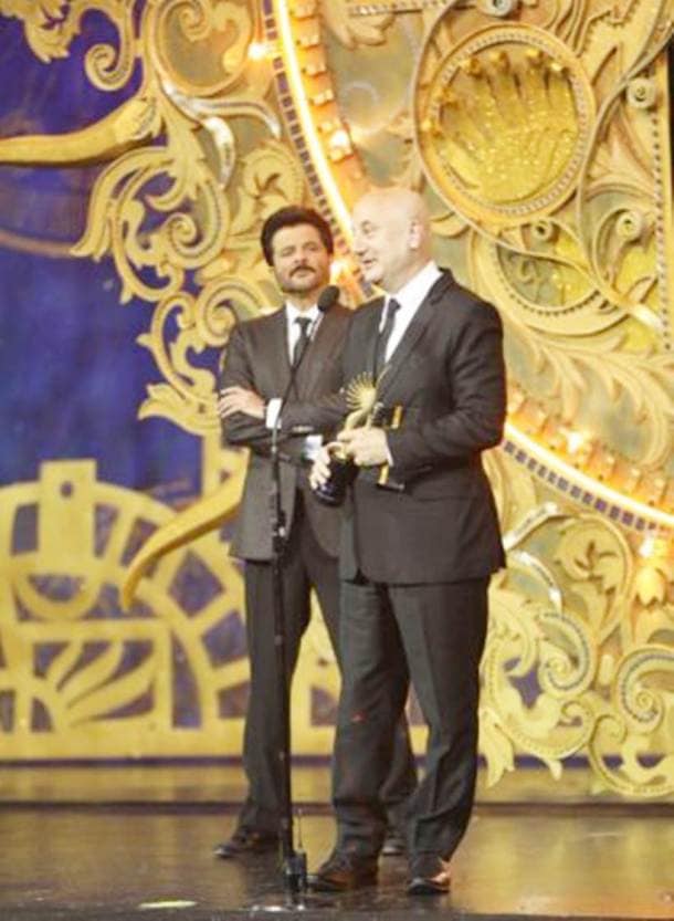 anupam kher receives outstanding achievement award