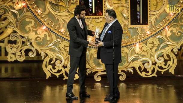 rishi kapoor receives shashi kapoor award at IIFA