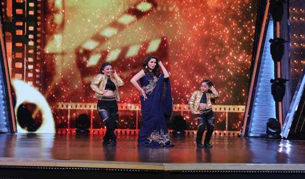 Jiya Thakur dances with Madhuri Dixit