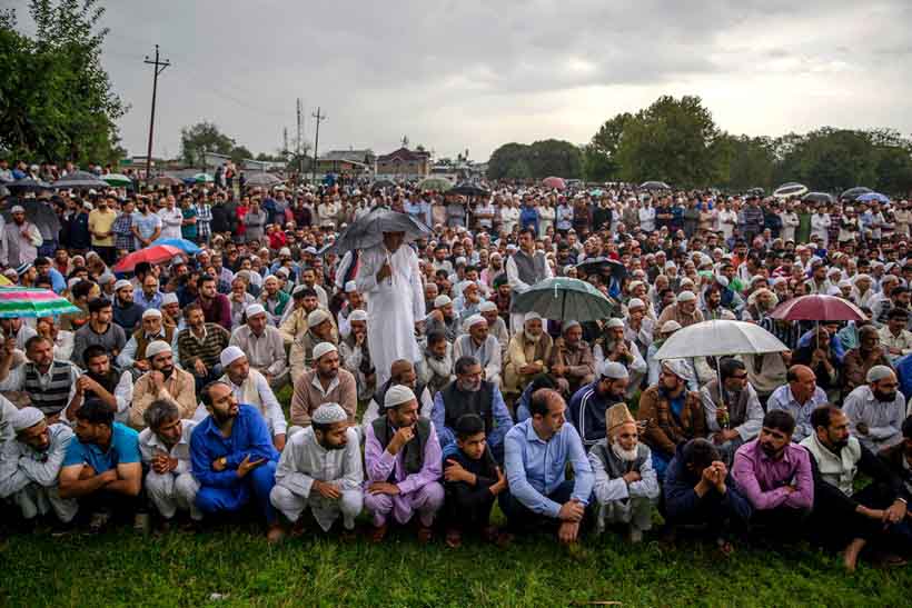 Thousands attend funeral as journalist Shujaat Bukhari laid to rest