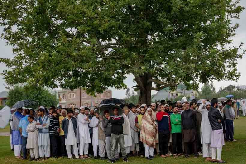 Thousands attend funeral as journalist Shujaat Bukhari laid to rest