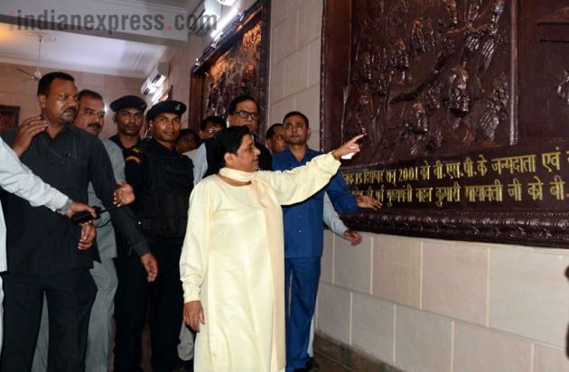 mayawati, mayawati vacates bungalow pics, mayawati vacates bungalow photos, mayawati vacates bungalow images, mayawati mall avenue bungalow, mayawati lal bahadur shastri bungalow, kanshi ram memorial,