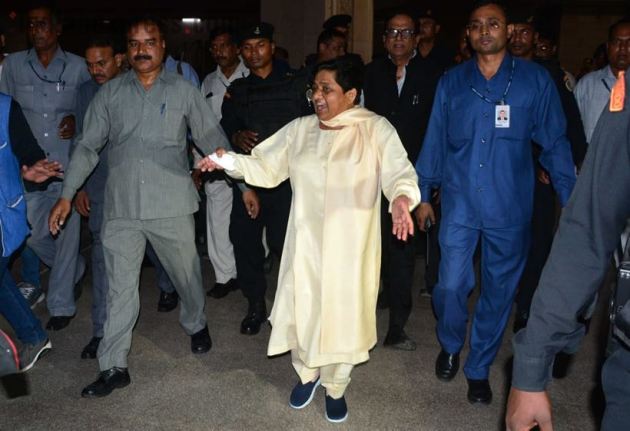mayawati, mayawati vacates bungalow pics, mayawati vacates bungalow photos, mayawati vacates bungalow images, mayawati mall avenue bungalow, mayawati lal bahadur shastri bungalow, kanshi ram memorial,