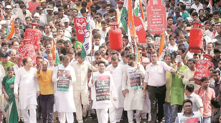 fuel price rise, petrol price rise, Kolkata petrol price protest, Kolkata news, indian express news