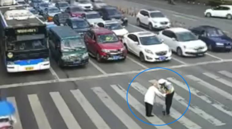policeman helps old lady, policeman helps old lady viral video, man helps old lady, viral video, indian express, indian express news