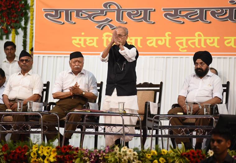 Shri Pranab Mukherjee at RSS, Nagpur with Shri Mohan Bhagwat (left)