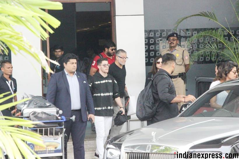 priyanka chopra and nick jonas at mumbai airport