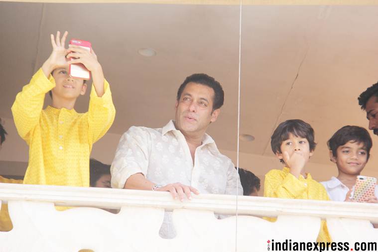 salman khan greeting fans on eid