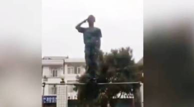 Chinese soldier salutes, Chinese soldier special salute, Chinese special salute viral video, viral video, indian express, indian express news