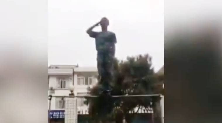 Chinese soldier salutes, Chinese soldier special salute, Chinese special salute viral video, viral video, indian express, indian express news