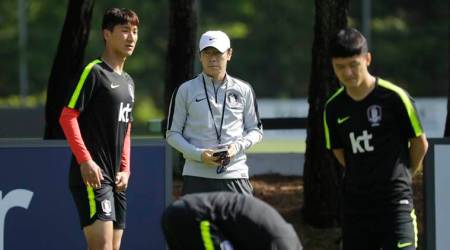 South Korea's national soccer team head coach Shin Tae-yong, center, watches his players during a training session for the upcoming 2018 Russia World Cup at National Football Center in Paju, South Korea, Wednesday, May 23, 2018. South Korea will compete in the Group F at the 2018 FIFA Russia World Cup with Germany, Mexico and Sweden. (AP Photo/Lee Jin-man)