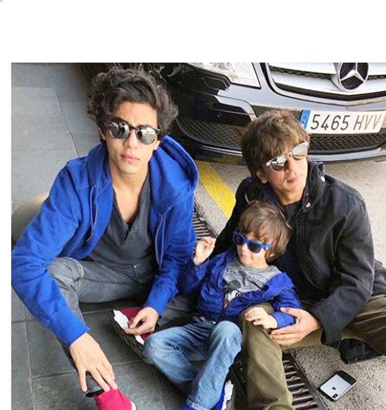 shah rukh khan with aryan and abram