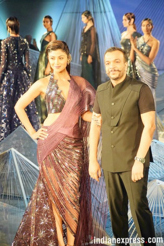 Shilpa Shetty, india couture week 2018, Shilpa Shetty india couture week 2018, Amit Aggarwal, Shilpa Shetty Amit Aggarwal, Shilpa Shetty ICW 2018, Shilpa Shetty metallic sari, amit aggarwal latest collection, amit aggarwal crystalis, celeb fashion, bollywood fashion, indian express, indian express news