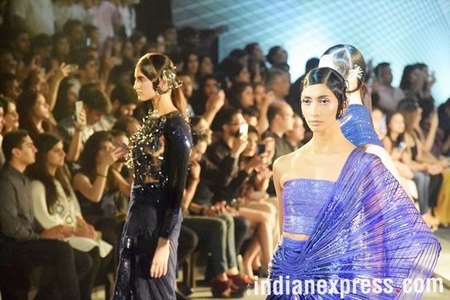 Shilpa Shetty, india couture week 2018, Shilpa Shetty india couture week 2018, Amit Aggarwal, Shilpa Shetty Amit Aggarwal, Shilpa Shetty ICW 2018, Shilpa Shetty metallic sari, amit aggarwal latest collection, amit aggarwal crystalis, celeb fashion, bollywood fashion, indian express, indian express news