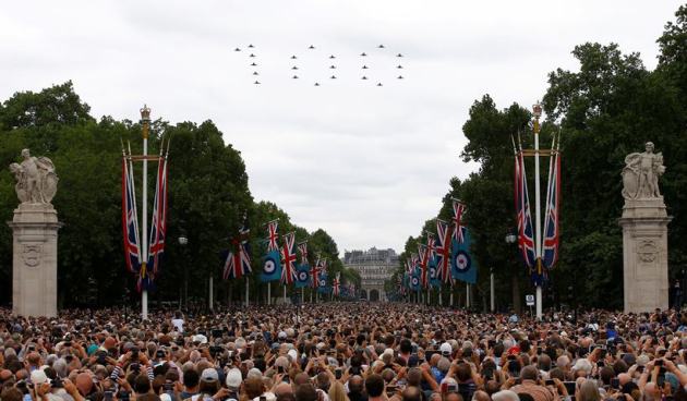 Queen Elizabeth pays tribute to mark 100 years of Royal Air Force